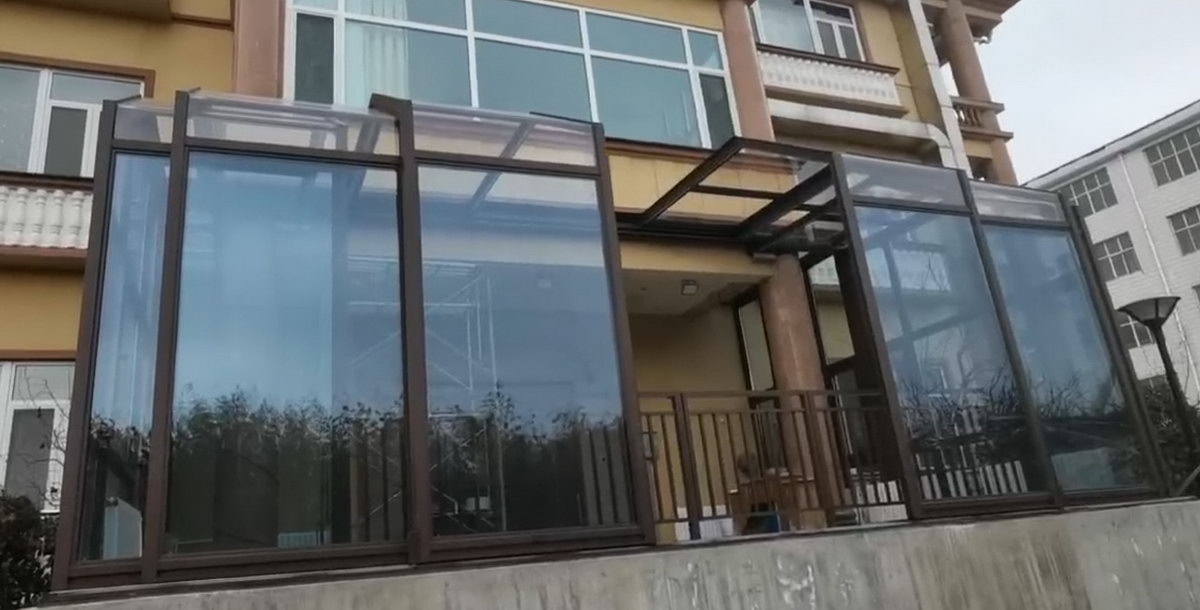 Why can mobile sunrooms be insulated in summer and still insulated in winter?